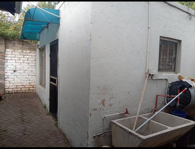 6 BEDROOM HOUSE FOR SALE IN COSMO CITY